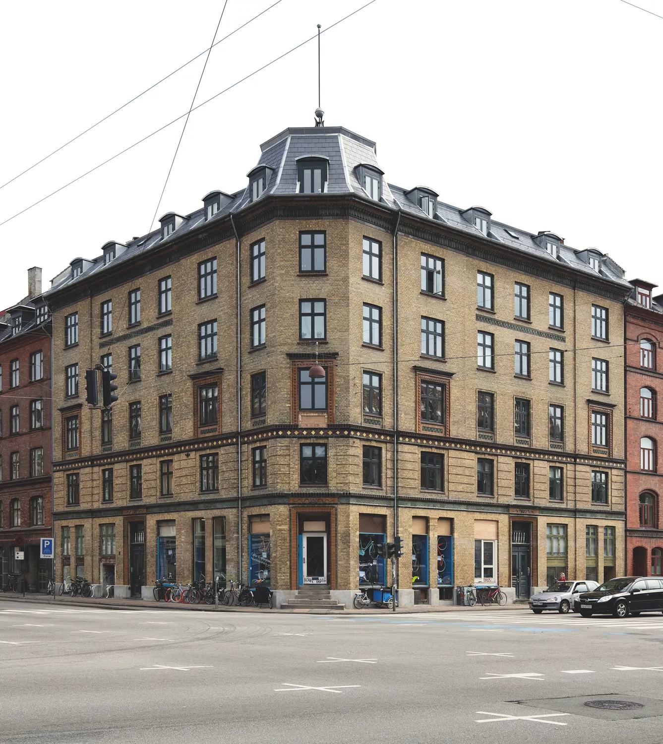 Den gule hjørneejendom på Jagtvej 2 og Ågade 110 på Nørrebro
