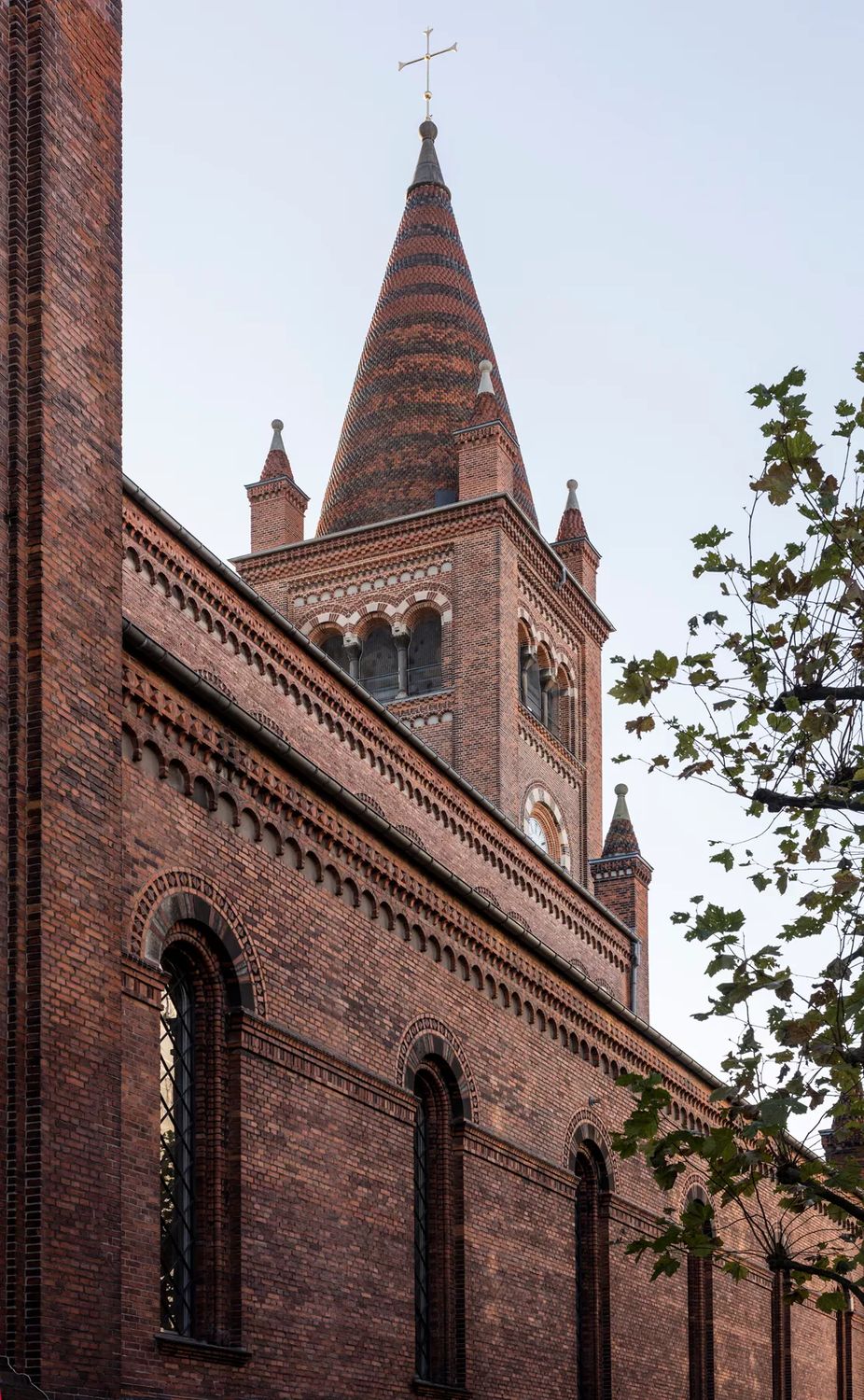 Konsolgesimsen og spiret på Sankt Pauls Kirke i varmt lys